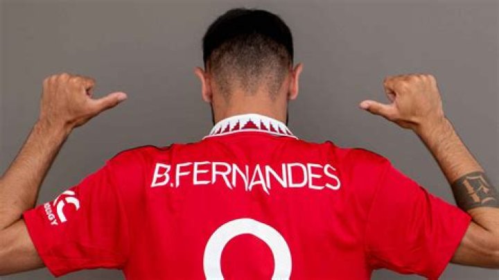 Who is wearing number 8 in Manchester United?