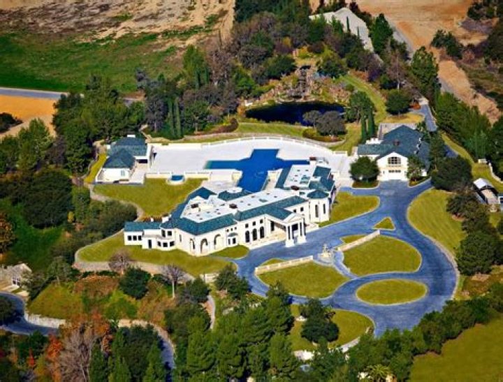 Who owns the Bradbury Estate in California?