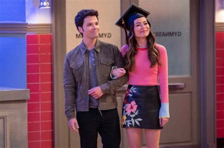 Who plays Freddie off of iCarly?