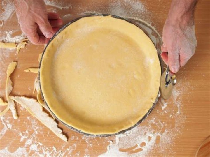 Why is shortcrust pastry used for the base of a meat pie instead of puff pastry?